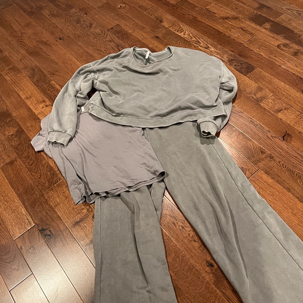 The Group by Babaton Sweatsuit (super cute and cozy!) - Picture 7 of 7